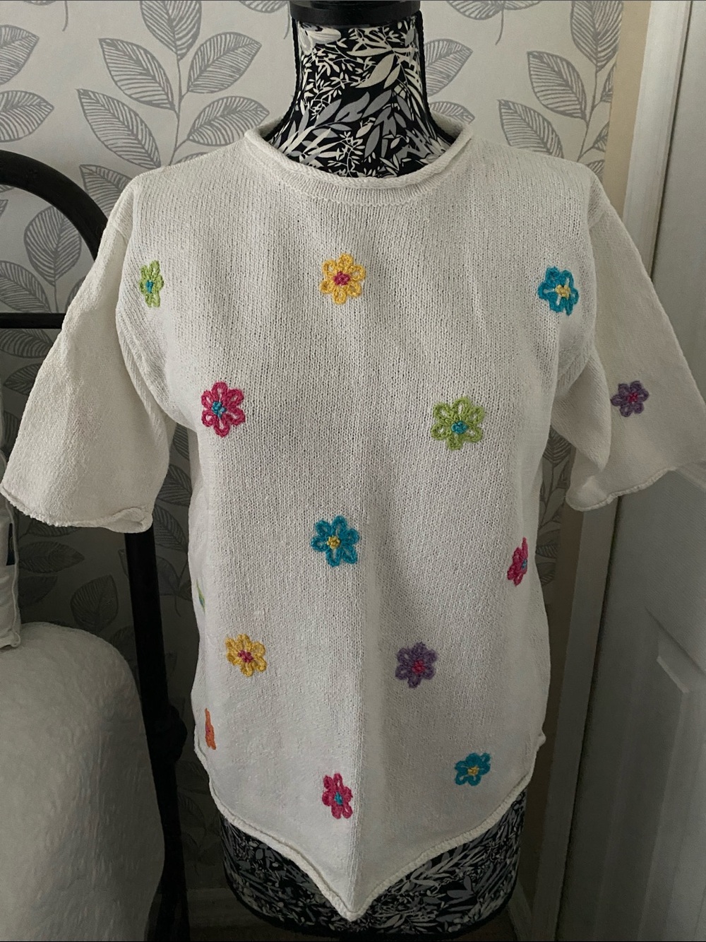Northern Isles Hand-Embroidered White Women’s Sweater size M